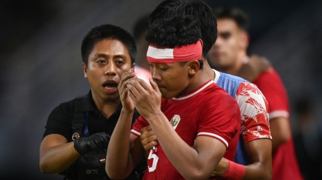 Pesepak bola Timnas Indonesia Muhammad Alfharezzi Buffon (tengah) mendapatkan pelukan rekannya usai membobol gawang Timnas Malaysia dalam pertandingan semifinal Piala ASEAN U-19 Boys Championship atau AFF U-19 di Stadion Gelora Bung Tomo, Surabaya, Jawa Timur, Sabtu (27/7/2024). ANTARA FOTO/Sigid Kurniawan/app/tom. (ANTARA FOTO/SIGID KURNIAWAN)