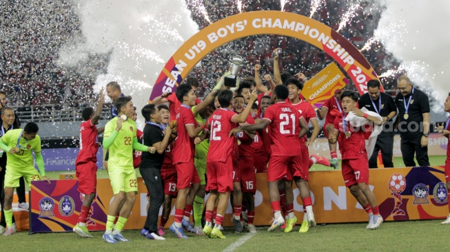 Pemain dan official Timnas Indonesia U-19 merayakan gelar juara Piala AFF U-19 2024. Timnas U-19 juara usai mengalahkan Thailand, 1-0 lewat gol Jens Raven. [Suara.com/Ronald Seger Prabowo]