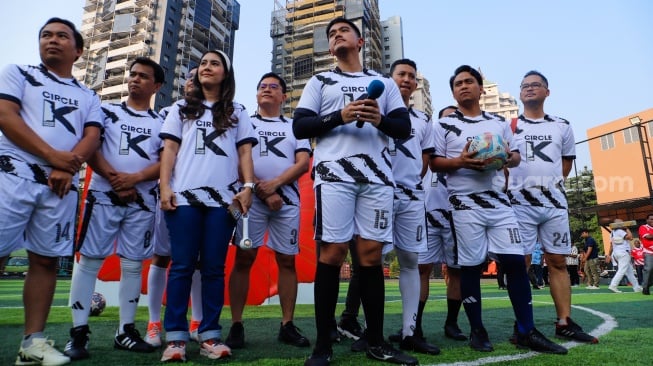 Ketua Umum Partai Solidaritas Indonesia (PSI), Kaesang Pangarep (tengah) bersama jajaran PSI saat memberikan pernyataan pers di Lapangan Gaskan Mini Soccer, Jakarta, Senin (29/7/2024). [Suara.com/Alfian Winanto]