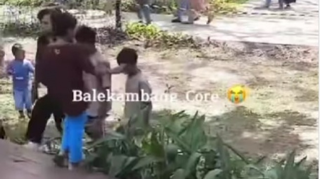 Baru Diresmikan, Taman Balekambang Sudah 'Babak-belur', Banyak Warga Injak Tanaman