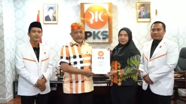 PKS Resmi Usung Eva-Deddy di Pilkada Bandar Lampung 2024