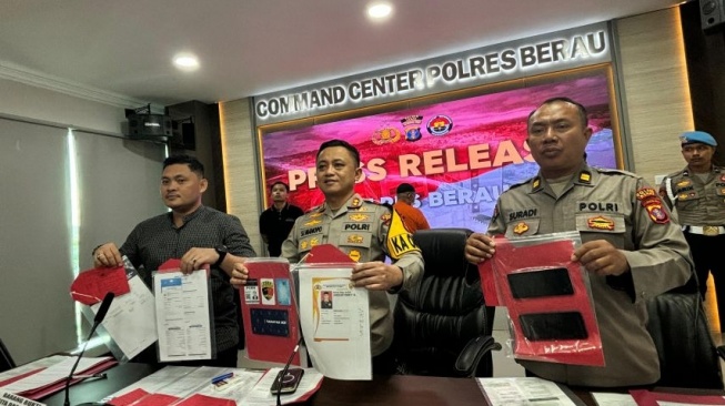 Suasana press rilis kasus penipuan berkedok penerimaan polisi tanpa tes. [kaltimtoday.co]