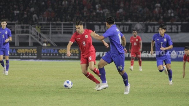 Striker Timnas Indonesia U-19, Jens Raven berusaha melewati adangan pemain Thailand dalam laga final Piala AFF U-19 2024 di Stadion Gelora Bung Tomo, Surabaya, Senin (29/7/2024). [Suara.com/Ronald Seger Prabowo]