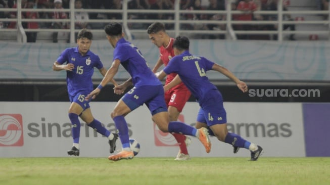 Striker Timnas Indonesia U-19, Jens Raven berusaha melewati adangan sejumlah pemain Thailand dalam laga final Piala AFF U-19 2024 di Stadion Gelora Bung Tomo, Surabaya, Senin (29/7/2024). [Suara.com/Ronald Seger Prabowo]