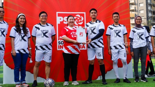 Ketua Umum Partai Solidaritas Indonesia (PSI), Kaesang Pangarep (kanan) memberikan surat rekomendasi kepada Calon Kepala Daerah (Cakada) di Lapangan Gaskan Mini Soccer, Jakarta, Senin (29/7/2024). [Suara.com/Alfian Winanto]