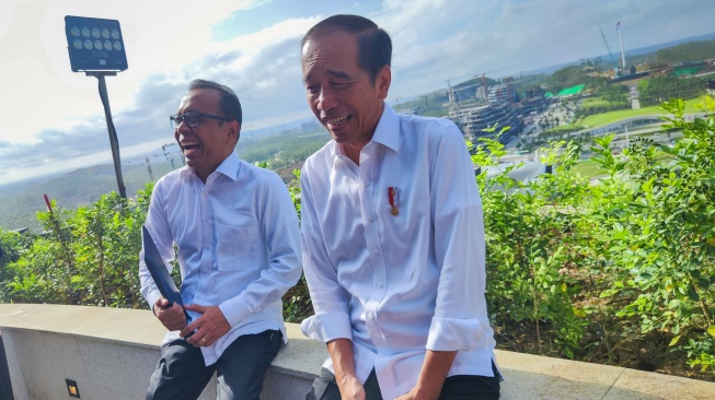 Presiden Joko Widodo (kanan) bersama Menteri Sekretaris Negara (Mensesneg) Pratikno (kiri) menjawab pertanyaan wartawan saat perdana berkantor di kompleks Kantor Presiden, Ibu Kota Nusantara (IKN), Senin (29/7/2024). [ANTARA FOTO/Mentari Dwi Gayati/app].