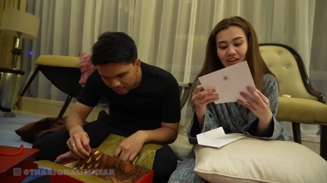 Thariq Halilintar dan Aaliyah Massaid Buka Kado Pernikahan dari Iriana Jokowi (YouTube)