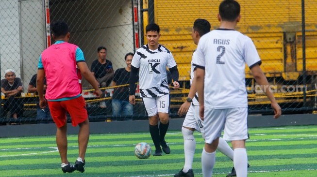 Ketua Umum PSI Kaesang Pangarep saat bermain bola melawan tim dari Calon Kepala Daerah (Cakada) di Lapangan Gaskan Mini Soccer, Jakarta, Senin (29/7/2024). [Suara.com/Alfian Winanto]