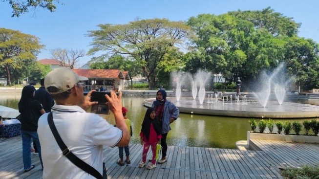 Pengunjung di Taman Balekambang Solo, Jawa Tengah, beberapa waktu lalu. [ANTARA/Aris Wasita]