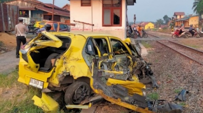 Detik-detik Mobil Ayla Terseret Kereta Babaranjang di Muaraenim