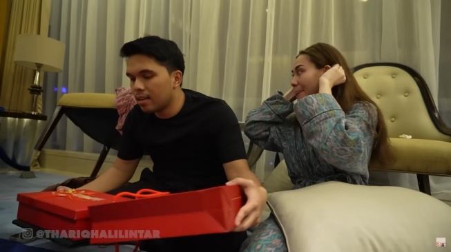 Thariq Halilintar dan Aaliyah Massaid unboxing kado pernikahan dari Iriana Jokowi (YouTube/Thariq Halilintar)