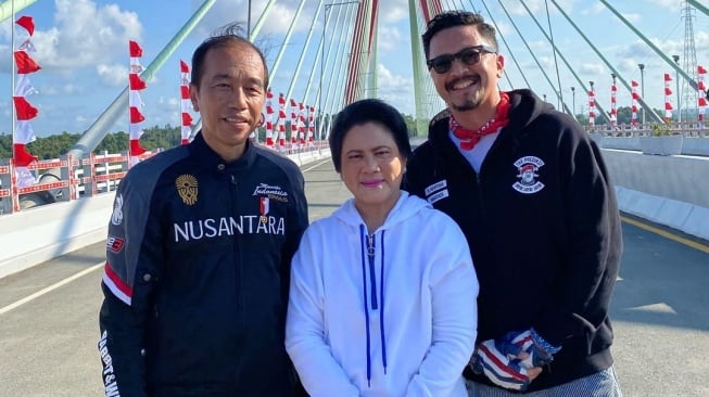 Ferry Maryadi bersama Presiden Jokowi dan Iriana Jokowi berpose di atas Jembatan Pulau Balang, yang menghubungkan Balikpapan dan Penajam Paser Utara. [Instagram]