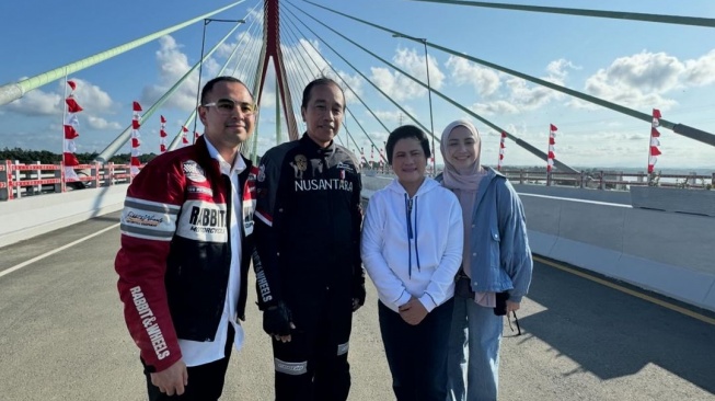 Raffi Ahmad dan Nagita Slavina bersama Presiden Jokowi dan Iriana Jokowi berpose di atas Jembatan Pulau Balang, yang menghubungkan Balikpapan dan Penajam Paser Utara. [Instagram]