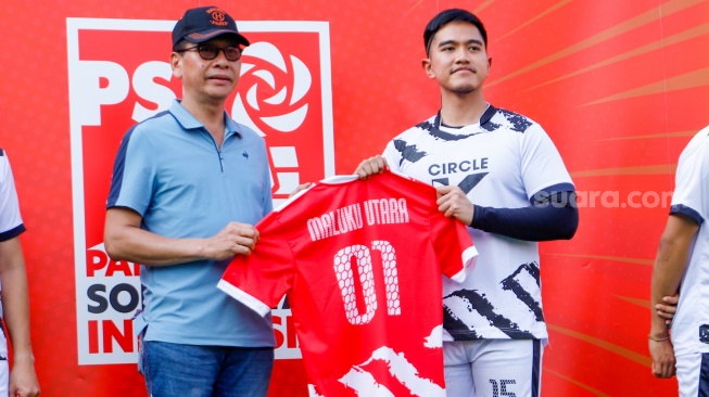 Ketua Umum Partai Solidaritas Indonesia (PSI), Kaesang Pangarep (kanan) memberikan jersey kepada Calon Kepala Daerah (Cakada) di Lapangan Gaskan Mini Soccer, Jakarta, Senin (29/7/2024). [Suara.com/Alfian Winanto]