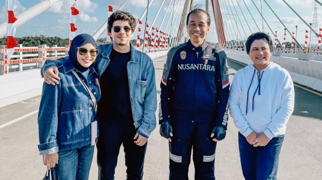 Atta Halilintar dan Aurel Hermansyah bersama Presiden Jokowi dan Iriana Jokowi berpose di atas Jembatan Pulau Balang, yang menghubungkan Balikpapan dan Penajam Paser Utara. [Instagram]