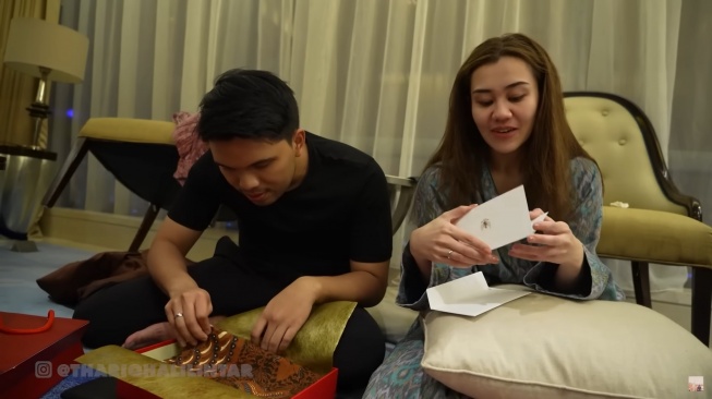 Thariq Halilintar dan Aaliyah Massaid unboxing kado pernikahan dari Iriana Jokowi (YouTube/Thariq Halilintar)