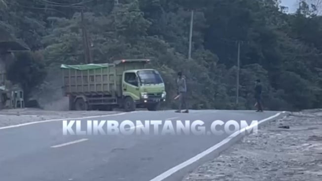 Aktivitas truk angkutan batu bara diduga ilegal kembali terjadi di Jalan Poros Samarinda Bontang. [KlikKaltim.com]