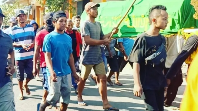 Heboh! Jenazah 'Numpang Lewat' di Pawai Satu Suro Nganjuk