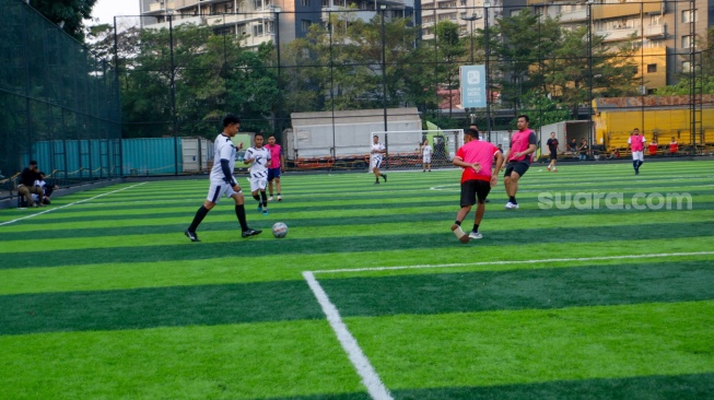 Ketua Umum PSI Kaesang Pangarep saat bermain bola melawan tim dari Calon Kepala Daerah (Cakada) di Lapangan Gaskan Mini Soccer, Jakarta, Senin (29/7/2024). [Suara.com/Alfian Winanto]