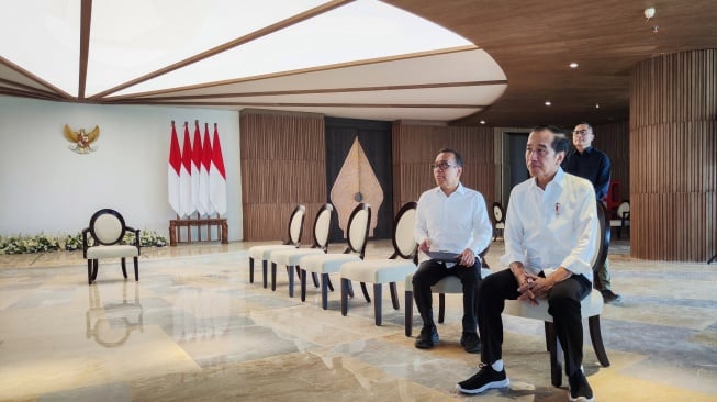 Presiden Joko Widodo (kanan) bersama Menteri Sekretaris Negara (Mensesneg) Pratikno (kiri) saat perdana berkantor di kompleks Kantor Presiden, Ibu Kota Nusantara (IKN), Senin (29/7/2024). [ANTARA FOTO/Mentari Dwi Gayati/app].