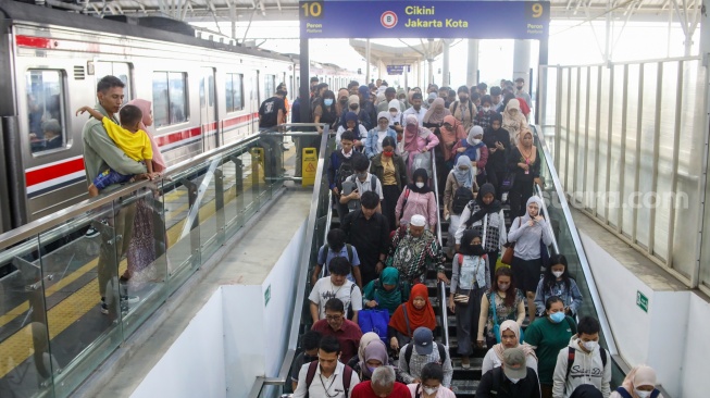 Penumpang menunggu kedatangan Commuterline di Stasiun Manggarai, Jakarta, Selasa (30/7/2024). [Suara.com/Alfian Winanto]