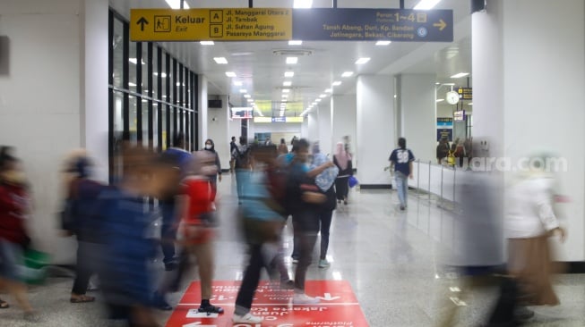 Aktivitas penumpang menunggu kedatangan Commuterline di Stasiun Manggarai, Jakarta, Selasa (30/7/2024). [Suara.com/Alfian Winanto]