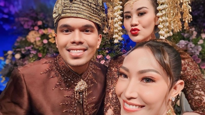 Ayu Dewi bersama Thariq Halilintar-Aaliyah Massaid. (Instagram/mrsayudewi)