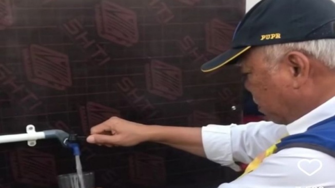 Momen Menteri Basuki Tes Air Minum IKN: Buka Keran, Tuang, Langsung Diminum