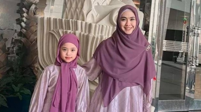 Maryam Anak Oki Setiana Dewi Sekolah Apa di Mesir? Biayanya Lebih Murah Ketimbang di Indonesia