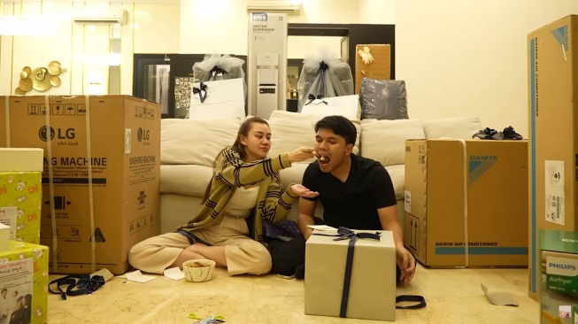 Potret Aaliyah Massaid dan Thariq Halilintar saat unboxing kado pernikahan (YouTube/Thariq Halilintar)