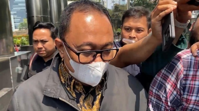 Suami Walkot Semarang Hevearita Gunaryanti Rahayu (HGR) alias Mbak Ita, Alwin Basri (AB) di Gedung Merah Putih KPK, Setiabudi, Jakarta Selatan, Selasa (30/7/2024). [Suara.com/Dea]