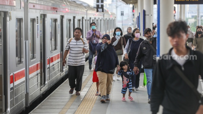 Kantong Kelas Menengah RI Kian Tipis, Harga Tiket KRL Mau Naik?