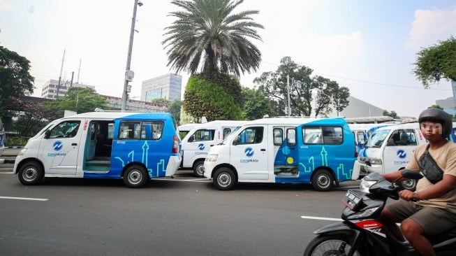 Kelompok sopir Mikrotrans atau angkot Jaklingko dan Mikrolet Jakarta melakukan aksi demonstrasi di depan Balai Kota DKI Jakarta, Selasa (30/7/2024). [Suara.com/Alfian Winanto]