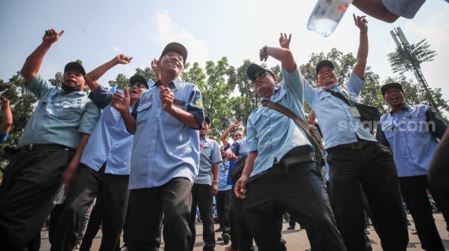 Kelompok sopir Mikrotrans atau angkot Jaklingko dan Mikrolet Jakarta melakukan aksi demonstrasi di depan Balai Kota DKI Jakarta, Selasa (30/7/2024). [Suara.com/Alfian Winanto]