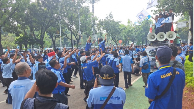 Penampakan ribuan sopir Mikrotrans demo di depan Balai Kota Jakarta. (ist)