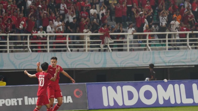 Striker Timnas Indonesia U-19, Jens Raven (kanan) melakukan selebrasi dengan Kaifatur Rizky usai mencetak gol ke gawang Thailand dalam laga final Piala AFF U-19 2024 yang berlangsung di Stadion Gelora Bung Tomo (GBT), Surabaya, Jawa Timur, Senin (29/7/2024) malam WIB. [Dok. PSSI]