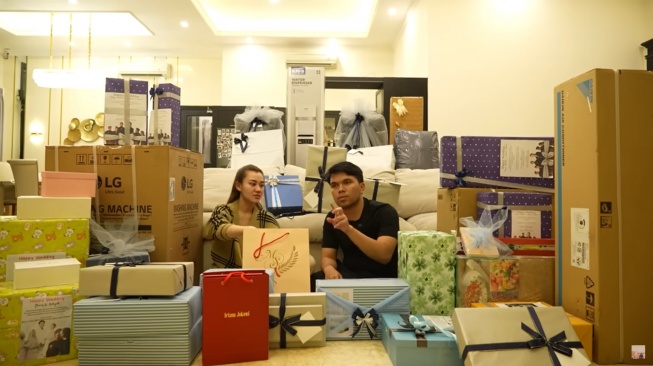 Potret Aaliyah Massaid dan Thariq Halilintar saat unboxing kado pernikahan (YouTube/Thariq Halilintar)