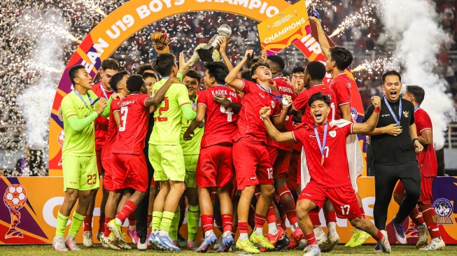 Sejumlah pesepak bola Timnas Indonesia dan tim pelatih serta ofisial tim berselebrasi usai mengalahkan Timnas Thailand dalam pertandingan final Piala ASEAN U-19 Boys Championship atau AFF U-19 di Stadion Gelora Bung Tomo, Surabaya, Jawa Timur, Senin (29/7/2024). [ANTARA FOTO/Rizal Hanafi/app/tom]