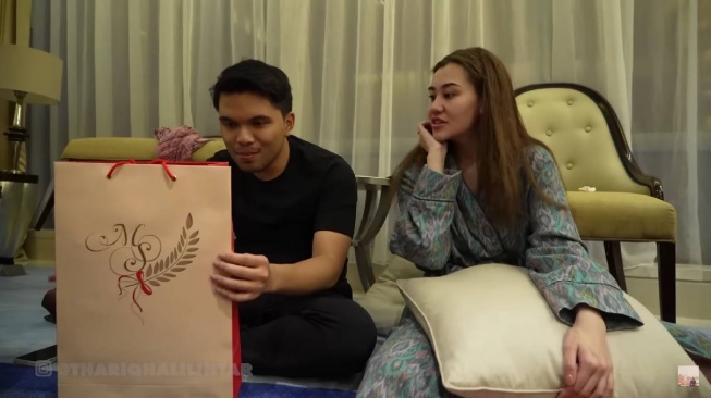 Thariq Halilintar dan Aaliyah Massaid membuka hadiah dari Megawati Soekarnoputri (YouTube/Thariq Halilintar)