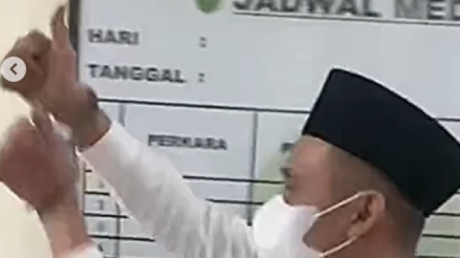 Terdakwa kasus penggelapan dana umrah joget-joget di depan para korban usai divonis ringan. (tangkapan layar/Instagram) 