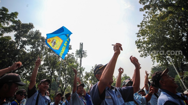 Kelompok sopir Mikrotrans atau angkot Jaklingko dan Mikrolet Jakarta melakukan aksi demonstrasi di depan Balai Kota DKI Jakarta, Selasa (30/7/2024). [Suara.com/Alfian Winanto]