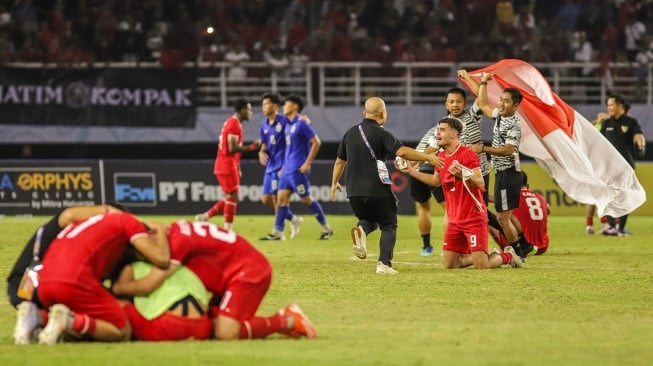 Sejumlah pesepak bola Timnas Indonesia dan ofisial tim berselebrasi usai mengalahkan Timnas Thailand dalam pertandingan final Piala ASEAN U-19 Boys Championship atau AFF U-19 di Stadion Gelora Bung Tomo, Surabaya, Jawa Timur, Senin (29/7/2024). [ANTARA FOTO/Rizal Hanafi/app/tom]
