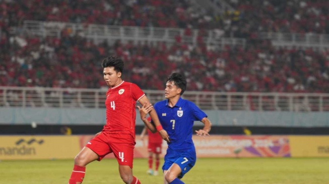 Bek Timnas Indonesia U-19, Kadek Arel coba mempertahankan bola dari gangguan pemain Thailand dalam laga final Piala AFF U-19 2024 yang berlangsung di Stadion Gelora Bung Tomo (GBT), Surabaya, Jawa Timur, Senin (29/7/2024) malam WIB. [Dok. PSSI]