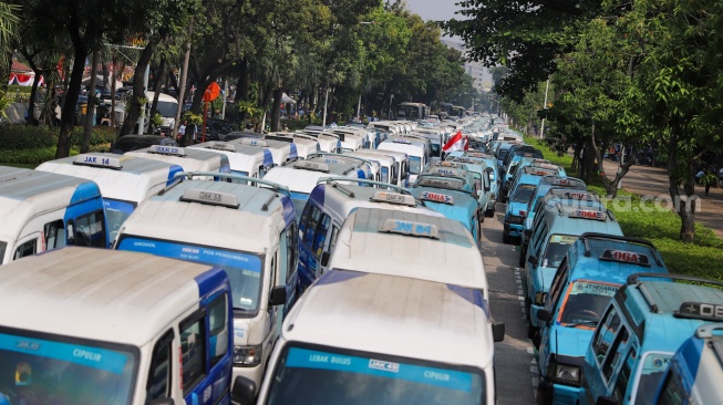 Minta Keadilan, Ratusan Supir Angkot Geruduk Balai Kota Jakarta