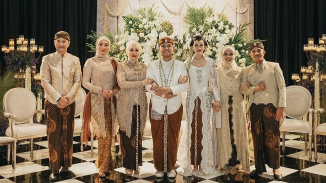 Thariq Halilintar dan Aaliyah Massaid bersama orang tua di hari pernikahan. (Instagram/@genifaruk)