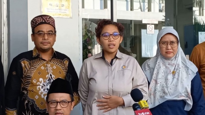 Komisioner KPAI, Dian Sasmita saat menerima kunjungan keluarga Afif Maulana. (Suara.com/Faqih)