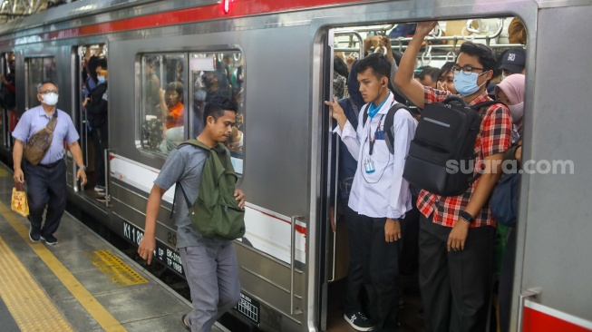 Penumpang menaiki Commuterline di Stasiun Manggarai, Jakarta, Selasa (30/7/2024). [Suara.com/Alfian Winanto]