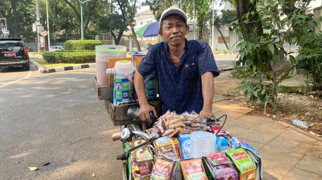 Pedagang starling Udin merespon aturan dalam PP Kesehatan terkait larangan menjual rokok eceran. [Suara.com/Faqih]