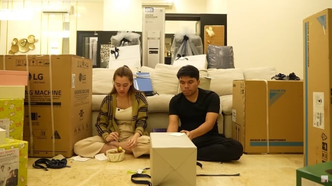 Potret Aaliyah Massaid dan Thariq Halilintar saat unboxing kado pernikahan (YouTube/Thariq Halilintar)