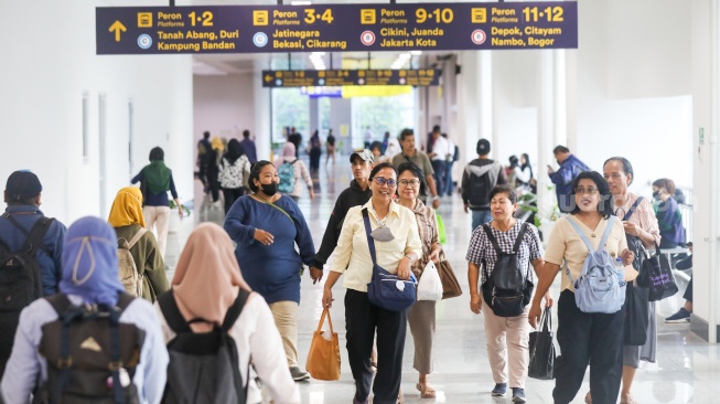 Penumpang menunggu kedatangan Commuterline di Stasiun Manggarai, Jakarta, Selasa (30/7/2024). [Suara.com/Alfian Winanto]